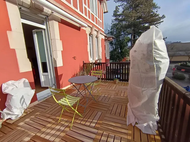 Dnevna soba; drveni pod, prirodno svjetlo, moderni stil, visoki plafoni