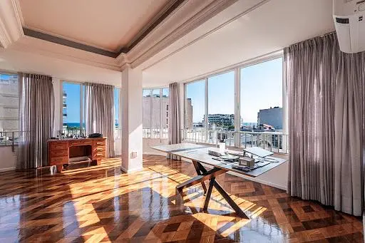 Salon; parquet, lumière naturelle, style moderne, hauteur sous plafond