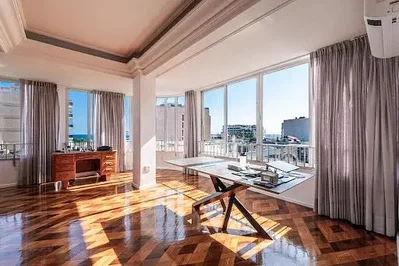 Oturma odası; ahşap zemin, doğal ışık, modern stil, yüksek tavan