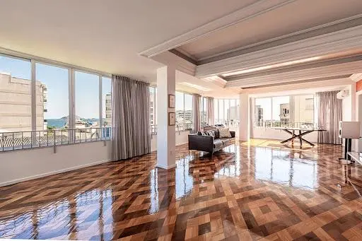Salon; parquet, lumière naturelle, style moderne, hauteur sous plafond