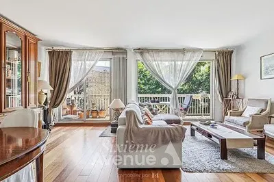 Woonkamer; houten vloer, natuurlijk licht, moderne stijl, hoge plafonds