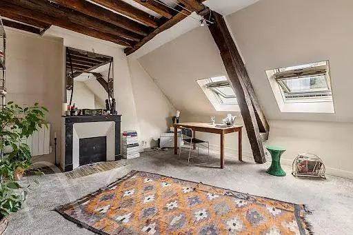 Woonkamer; houten vloer, natuurlijk licht, moderne stijl, hoge plafonds