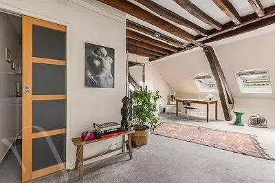 Woonkamer; houten vloer, natuurlijk licht, moderne stijl, hoge plafonds