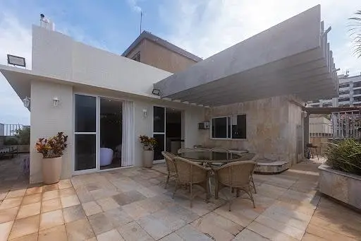 Living room; wood floor, natural light, modern style, high ceiling