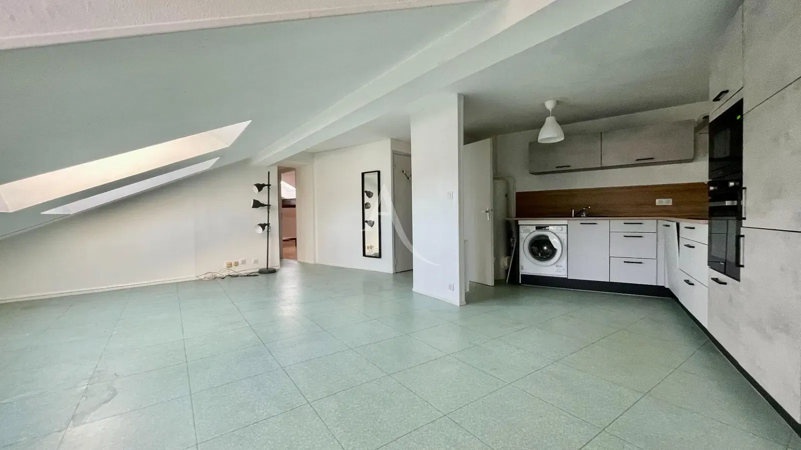 Wohnzimmer; holzboden, tageslicht, moderner stil, hohe decken