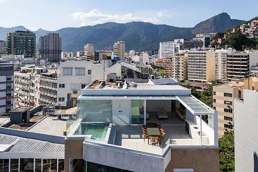 Хол; дървен под, естествена светлина, модерен стил, високи тавани