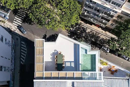 Salon; parquet, lumière naturelle, style moderne, hauteur sous plafond