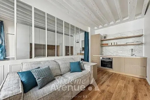 Woonkamer; houten vloer, natuurlijk licht, moderne stijl, hoge plafonds