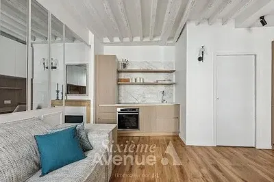 Woonkamer; houten vloer, natuurlijk licht, moderne stijl, hoge plafonds