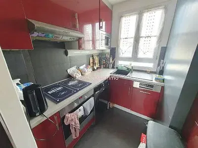 Woonkamer; houten vloer, natuurlijk licht, moderne stijl, hoge plafonds