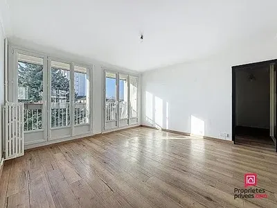 Σαλόνι; ξύλινο πάτωμα, φυσικό φως, μοντέρνο στυλ, ψηλά ταβάνια