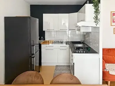 Cuisine; électroménager, parquet, lumière naturelle, style moderne, rénové