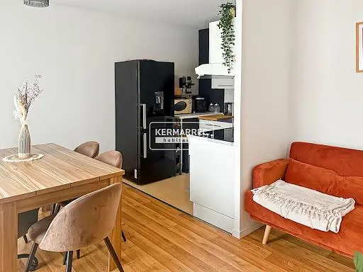 Salon; parquet, lumière naturelle, style moderne, hauteur sous plafond