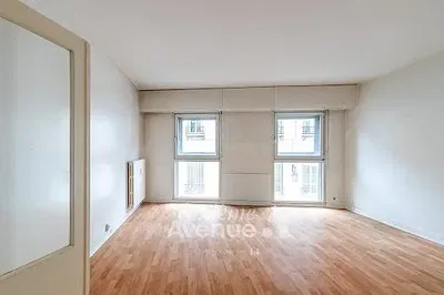 Woonkamer; houten vloer, natuurlijk licht, moderne stijl, hoge plafonds