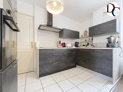 Oturma odası; ahşap zemin, doğal ışık, modern stil, yüksek tavan