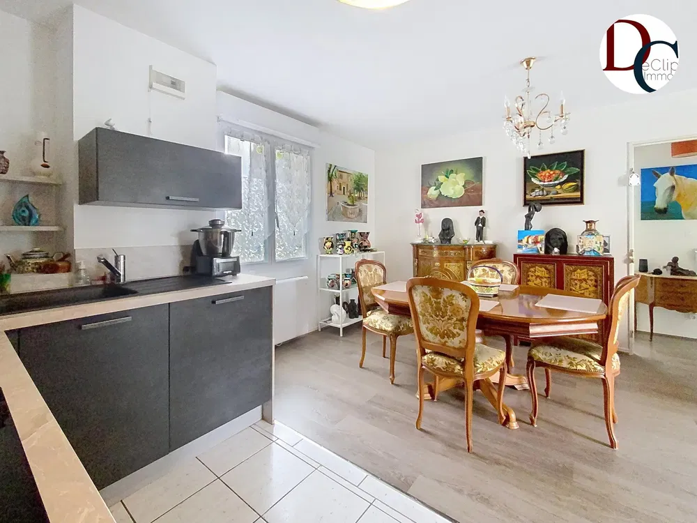 Woonkamer; houten vloer, natuurlijk licht, moderne stijl, hoge plafonds