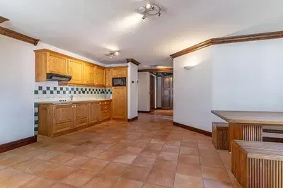 Дневна соба; дрвени под, природно светло, модерни стил, високи плафони