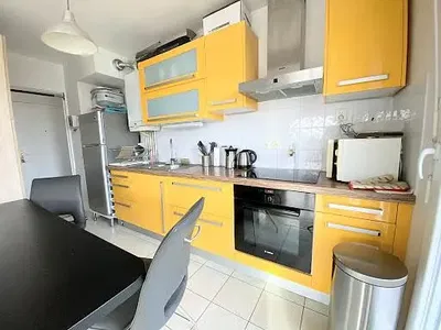 Σαλόνι; ξύλινο πάτωμα, φυσικό φως, μοντέρνο στυλ, ψηλά ταβάνια