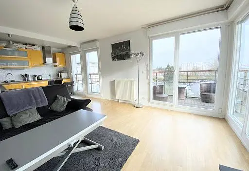 Living room; wood floor, natural light, modern style, high ceiling