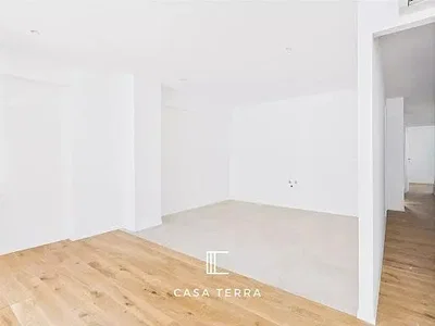 Salon; parquet, lumière naturelle, style moderne, hauteur sous plafond