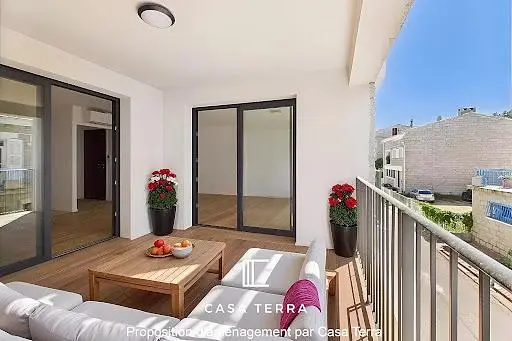 Salon; parquet, lumière naturelle, style moderne, hauteur sous plafond