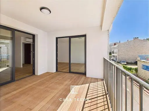 Salon; parquet, lumière naturelle, style moderne, hauteur sous plafond