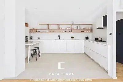 Salon; parquet, lumière naturelle, style moderne, hauteur sous plafond