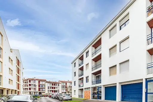 Salon; podłoga drewniana, światło dzienne, styl nowoczesny, wysokie sufity