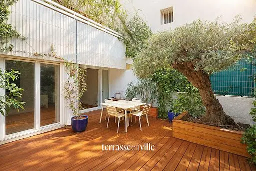 Sala de estar; chão de madeira, luz natural, estilo moderno, teto alto