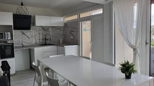 Woonkamer; houten vloer, natuurlijk licht, moderne stijl, hoge plafonds