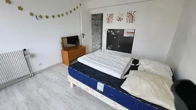 Woonkamer; houten vloer, natuurlijk licht, moderne stijl, hoge plafonds