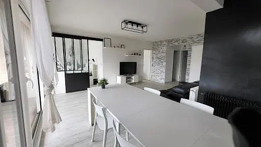 Woonkamer; houten vloer, natuurlijk licht, moderne stijl, hoge plafonds