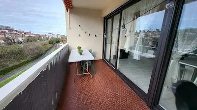 Woonkamer; houten vloer, natuurlijk licht, moderne stijl, hoge plafonds