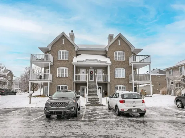 Wohnzimmer; holzboden, tageslicht, moderner stil, hohe decken