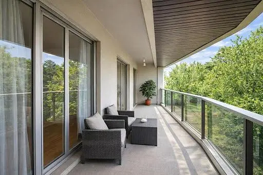 Woonkamer; houten vloer, natuurlijk licht, moderne stijl, hoge plafonds