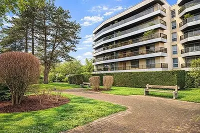 Woonkamer; houten vloer, natuurlijk licht, moderne stijl, hoge plafonds