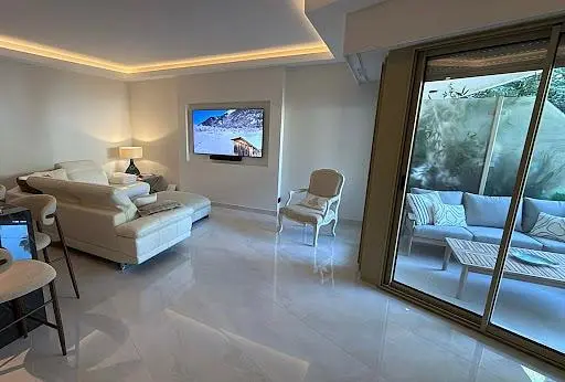 Woonkamer; houten vloer, natuurlijk licht, moderne stijl, hoge plafonds