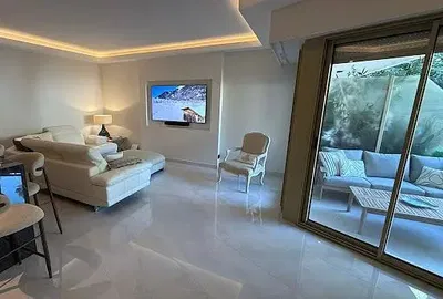 Woonkamer; houten vloer, natuurlijk licht, moderne stijl, hoge plafonds