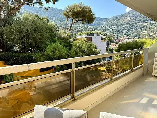 Woonkamer; houten vloer, natuurlijk licht, moderne stijl, hoge plafonds