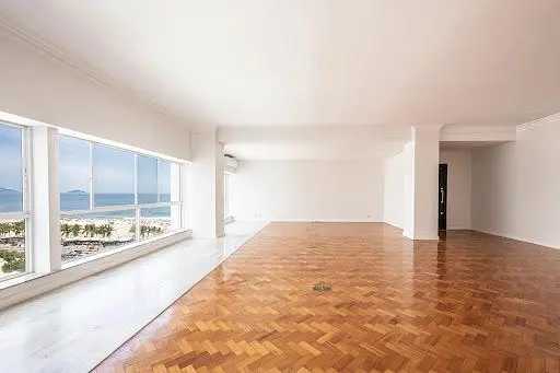 Living room; wood floor, natural light, modern style, high ceiling
