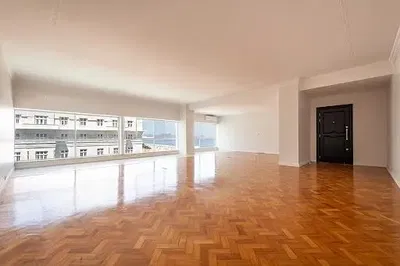 Salon; parquet, lumière naturelle, style moderne, hauteur sous plafond