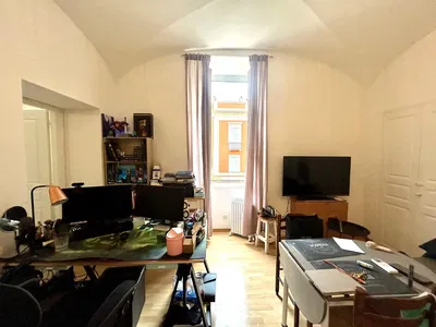 Sala de estar; chão de madeira, luz natural, estilo moderno, teto alto