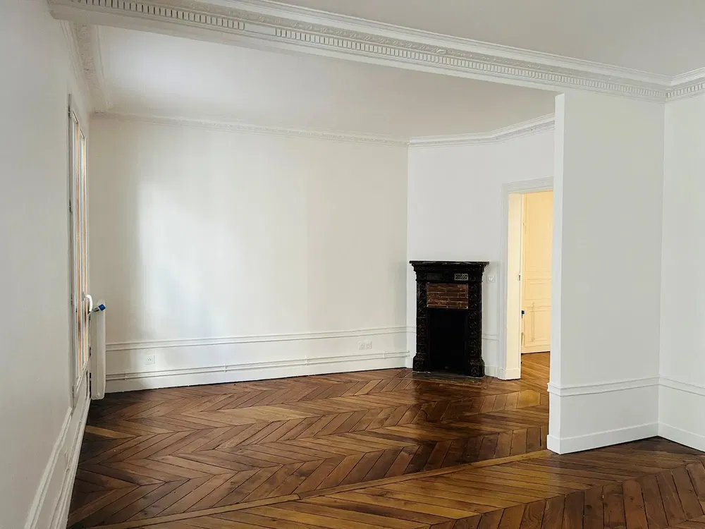 Obývačka; drevená podlaha, prirodzené svetlo, moderný štýl, vysoké stropy