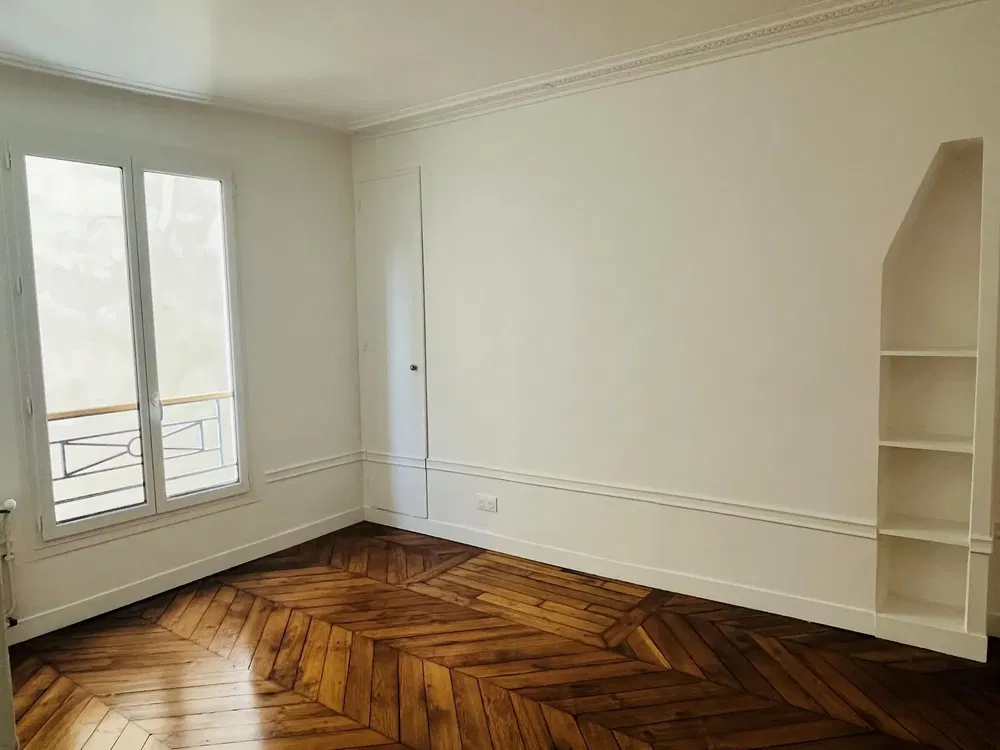 Obývačka; drevená podlaha, prirodzené svetlo, moderný štýl, vysoké stropy