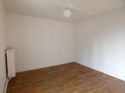 Living room; wood floor, natural light, modern style, high ceiling