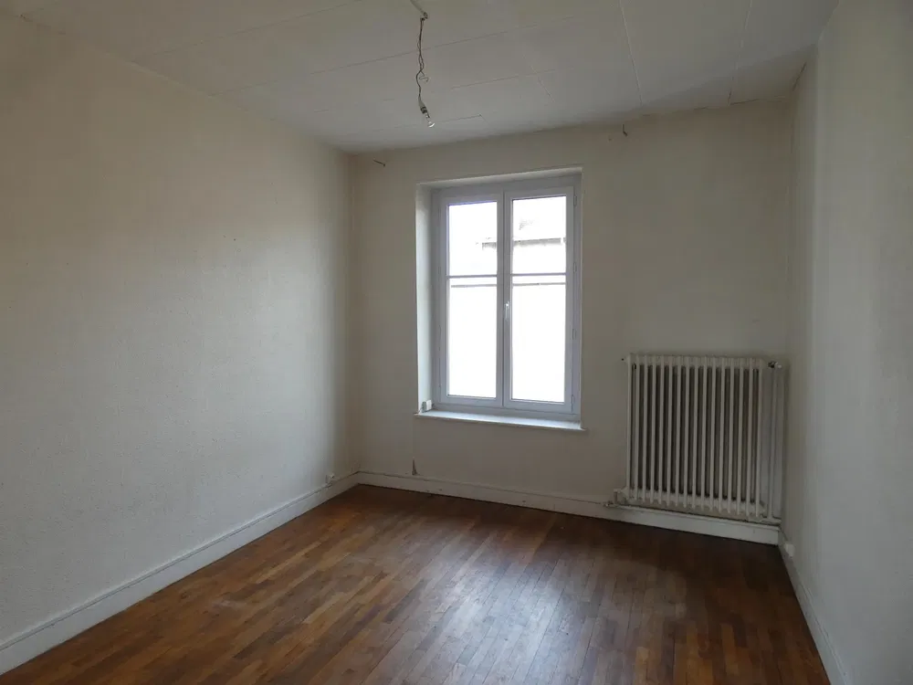Living room; wood floor, natural light, modern style, high ceiling