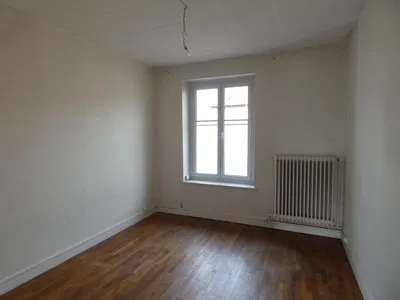Living room; wood floor, natural light, modern style, high ceiling