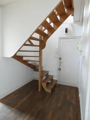 Kuhinja; kuhinjski aparati, drveni pod, prirodno svjetlo, moderni stil, renoviran