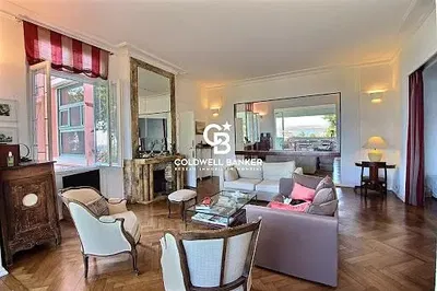 Woonkamer; houten vloer, natuurlijk licht, moderne stijl, hoge plafonds