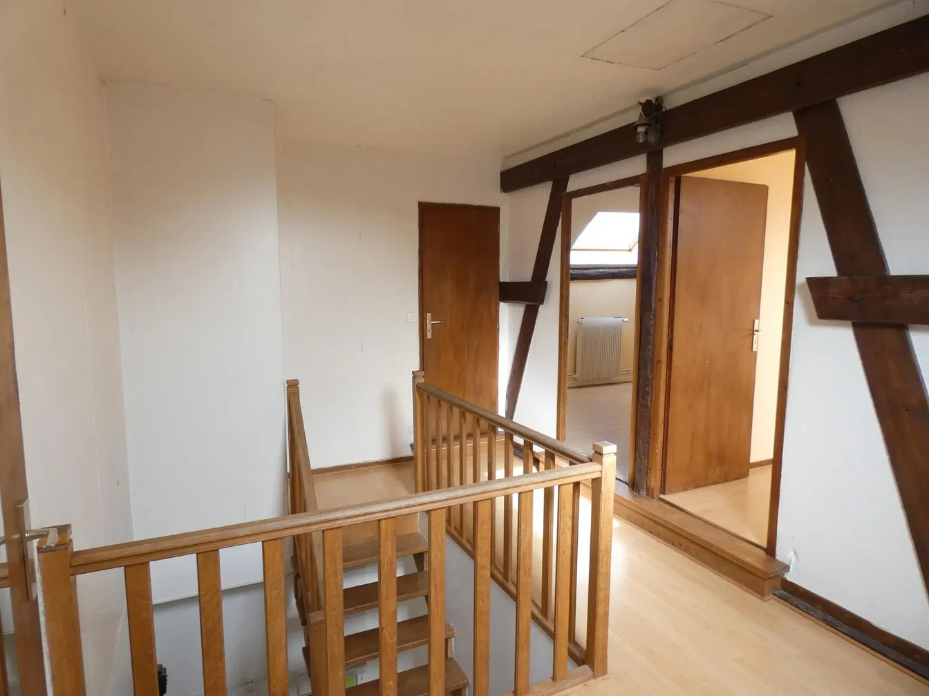Obývací pokoj; dřevěná podlaha, přirozené světlo, moderní styl, vysoké stropy